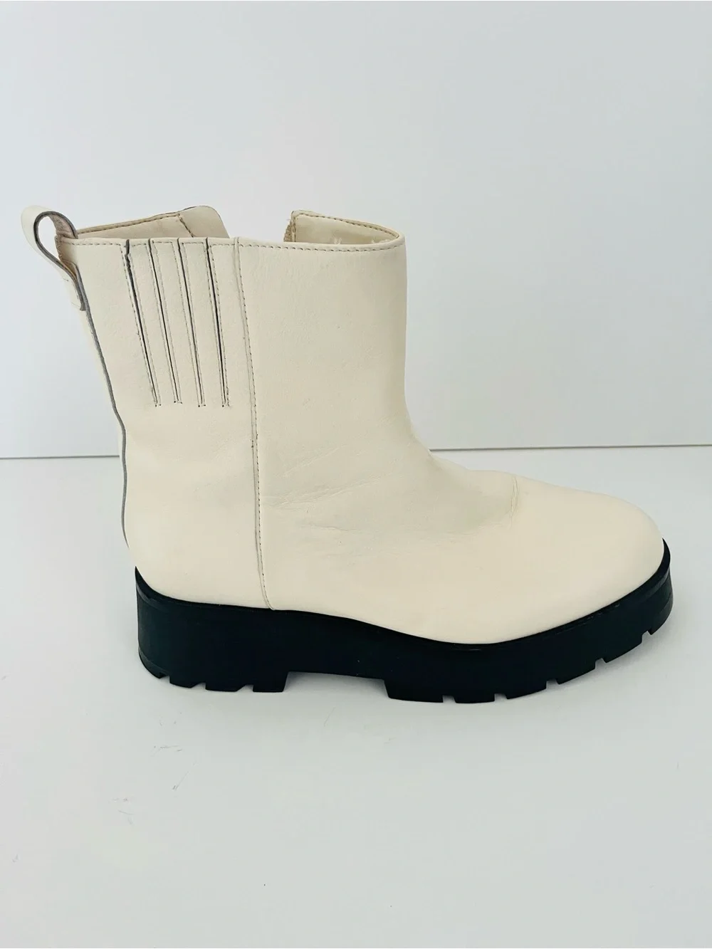 Vince Camuto Neframes Cream Leather Lug Sole Ankle Chelsea Boots  Size 8.5
